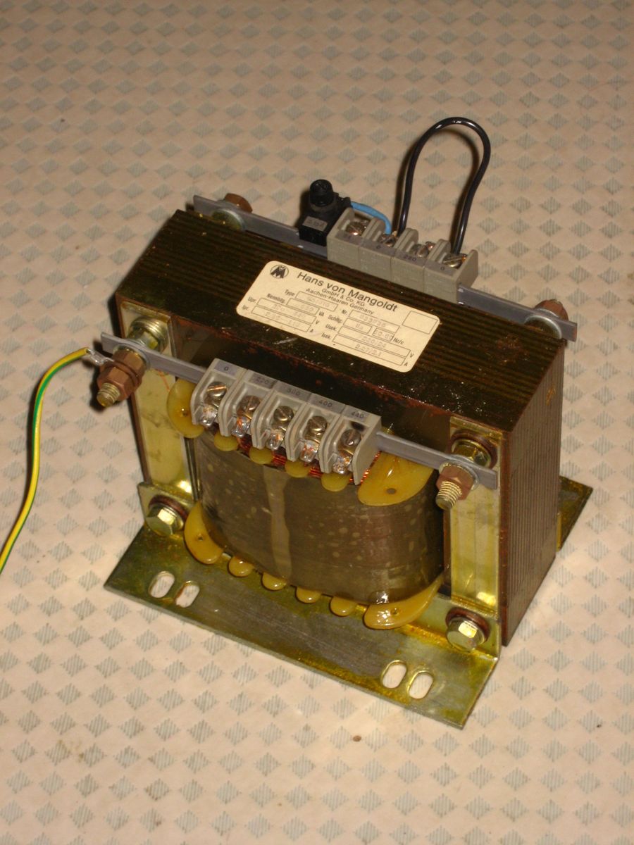 Centre-tapped mains transformer